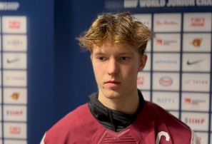Latvijas U-20 hokeja izlases kapteinis Dans Ločmelis atvainojas faniem pēc sakāves pret Kanādu
