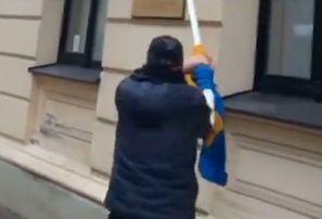Rīgā gaišā dienas laikā nolauž no ēkas Ukrainas karogu