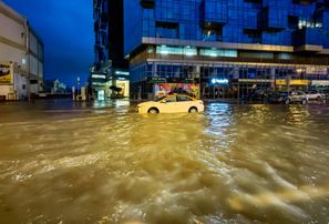 Spēcīgas lietusgāzes izraisa plūdus ierasti saulainajā Dubaijā