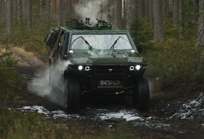 Latvijā top unikāls armijas auto